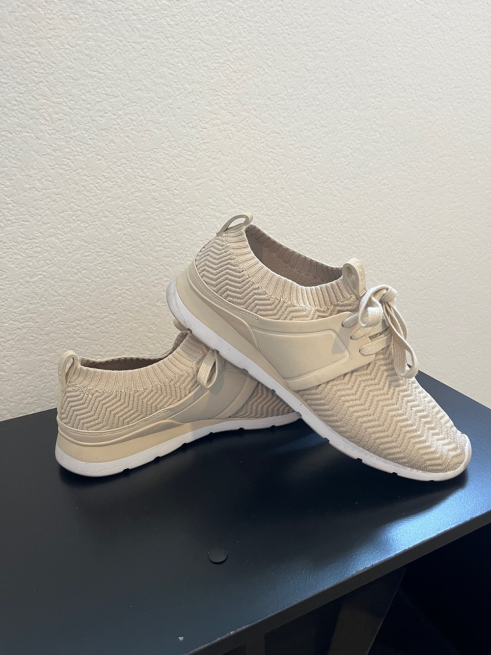 Ugg women knit sneakers 
Size 9 
Used Twice
Color Khaki